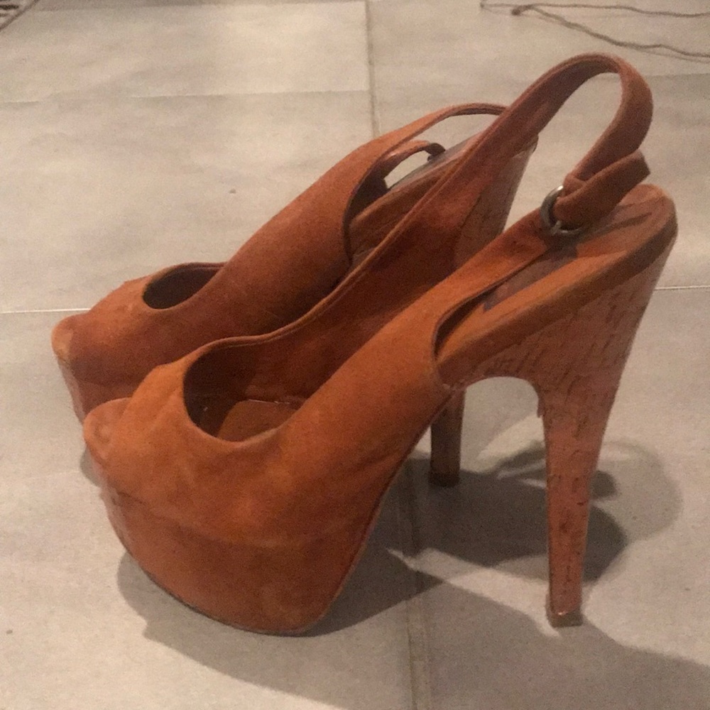 Platform peep toe.
